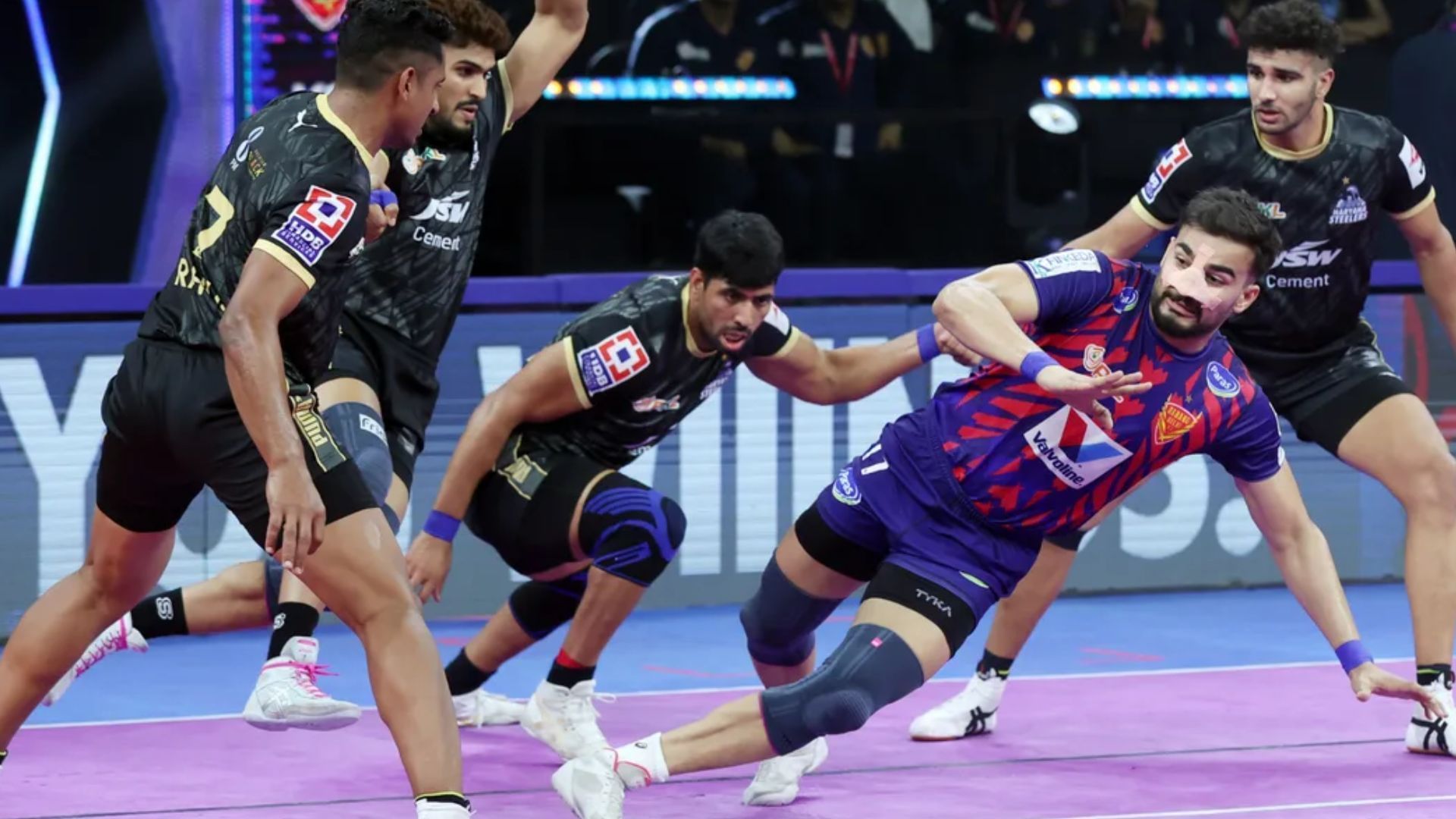 Ashu Malik in action against Haryana Steelers (Image Credits: PKL)