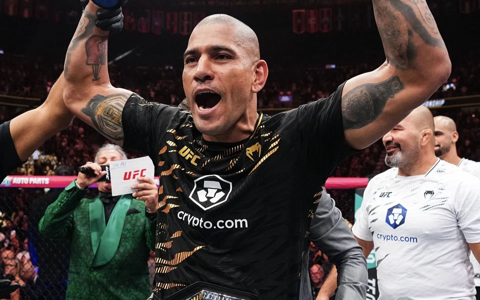 Alex Pereira becomes a two-time light heavyweight champion. [Image courtesy: Getty]