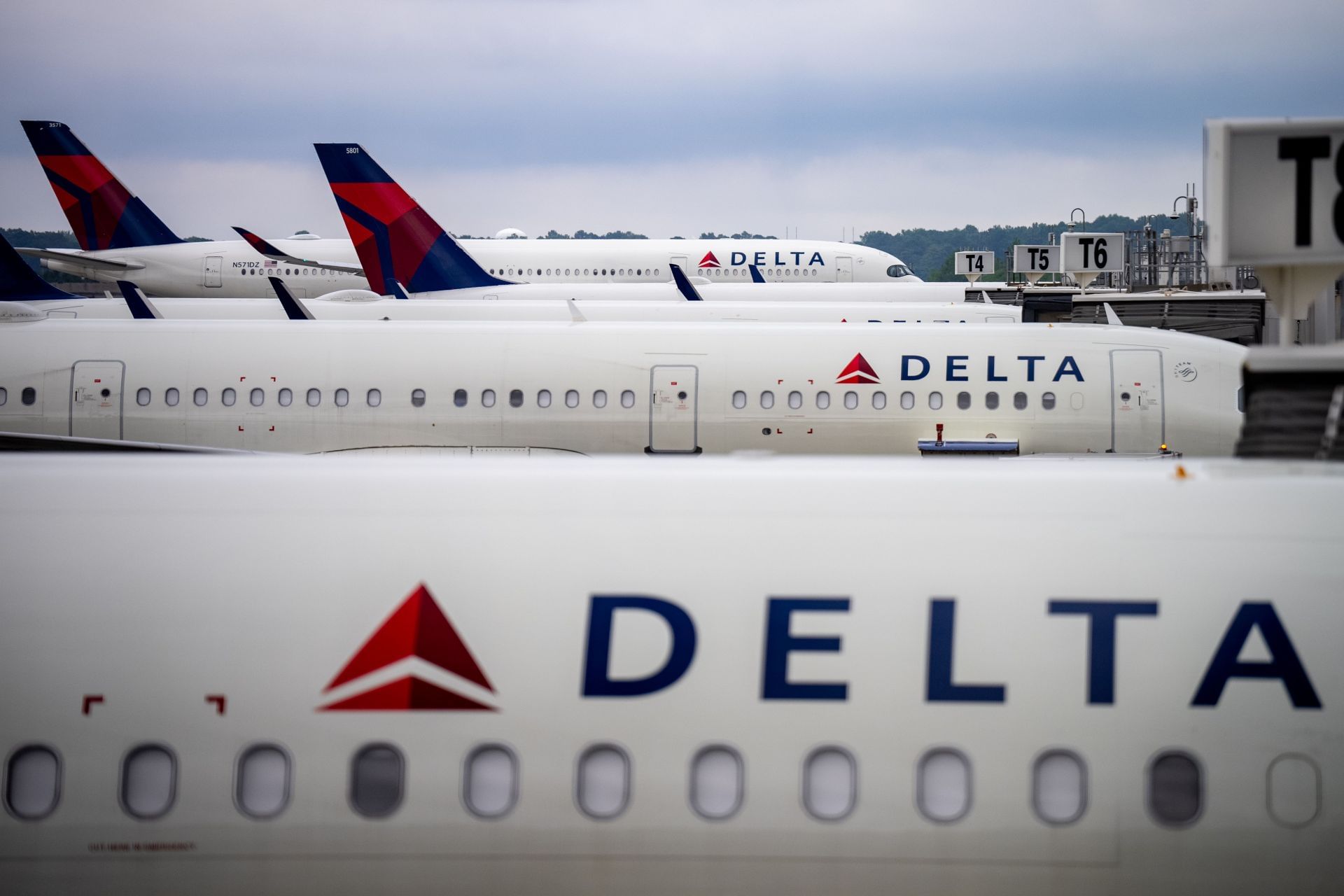 Desastre Aéreo: Erro de Comissário Causa Atraso de 4 Horas e Prejuízo de $70K à Delta!