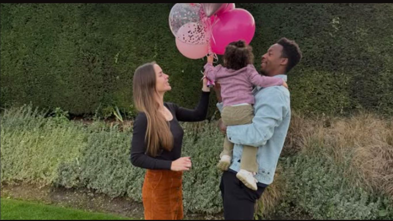 Elina Svitolina(left) with Gael Monfils(right) and daughter Skai(center). Image: @iamgaelmonfils on Instagram