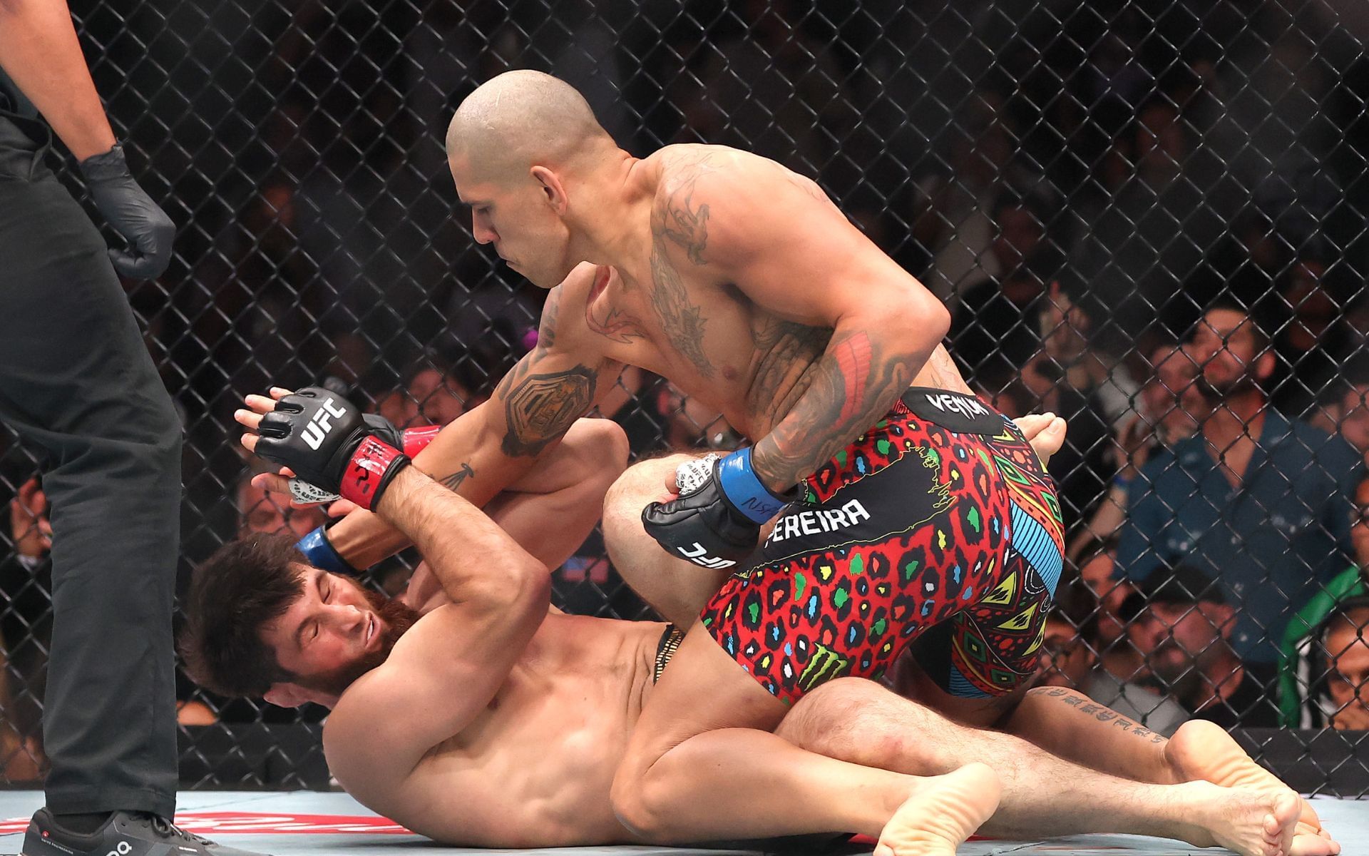 Alex Pereira (top) finishing Magomed Ankalaev (bottom) at UFC 320. [Image courtesy: Getty Images]