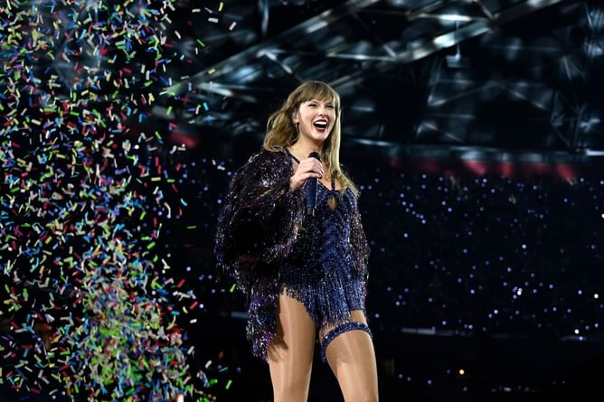 “Pure dominance”: Fans react as Taylor Swift’s ‘The Life of a Showgirl’ tops the Billboard 200 for a second week with 338k units