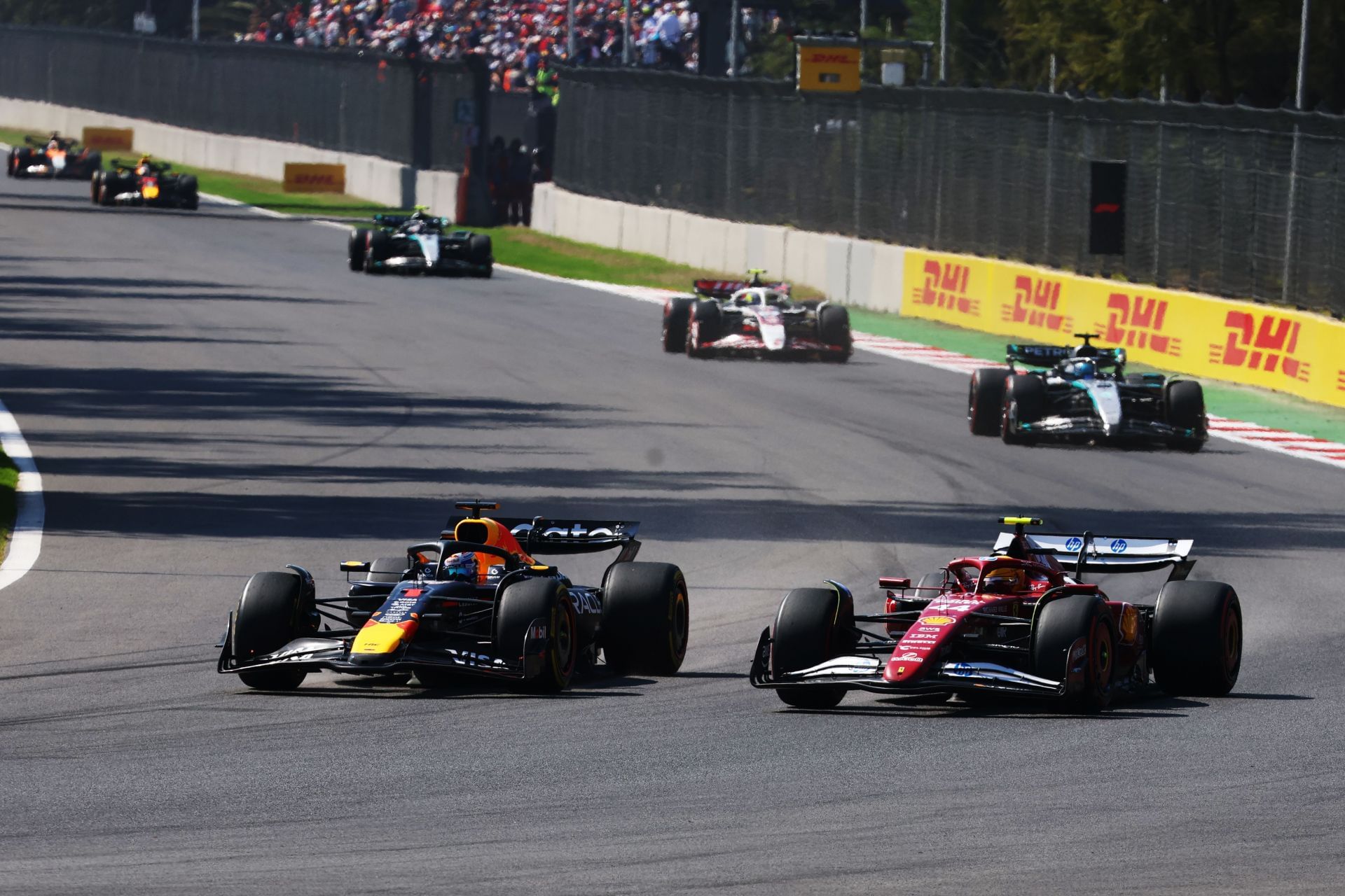 Max Verstappen and Lewis Hamilton battle at the 2025 F1 Mexico Grand Prix - Source: Getty