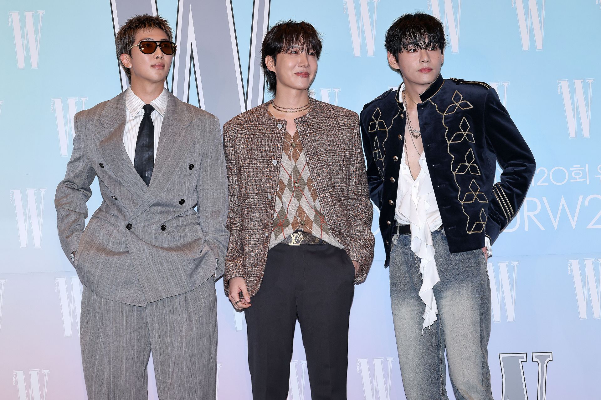 RM, J-Hope a Kim Taehyung z chlapčenskej skupiny BTS sú vidieť na 20. W Magazine Korea Breast Cancer Awareness Campaign "Milujte svojho W" fotohovor v hoteli Four Seasons 15. októbra 2025 v Soule v Južnej Kórei. (Obrázok cez Getty)
