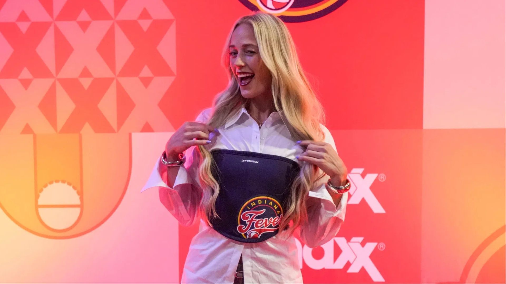 Sophie Cunningham embraces hilarious fans