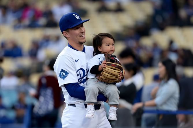 Tommy Edman’s wife Kristen drops 3-word comment as Dodgers infielder and son Eli enjoy cloudy day outing ahead of World Series Game 1