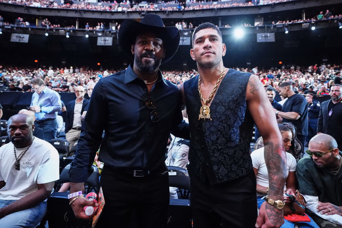 Jon Jones shares two-word reaction to Alex Pereira honoring his late brother Arthur at UFC 320