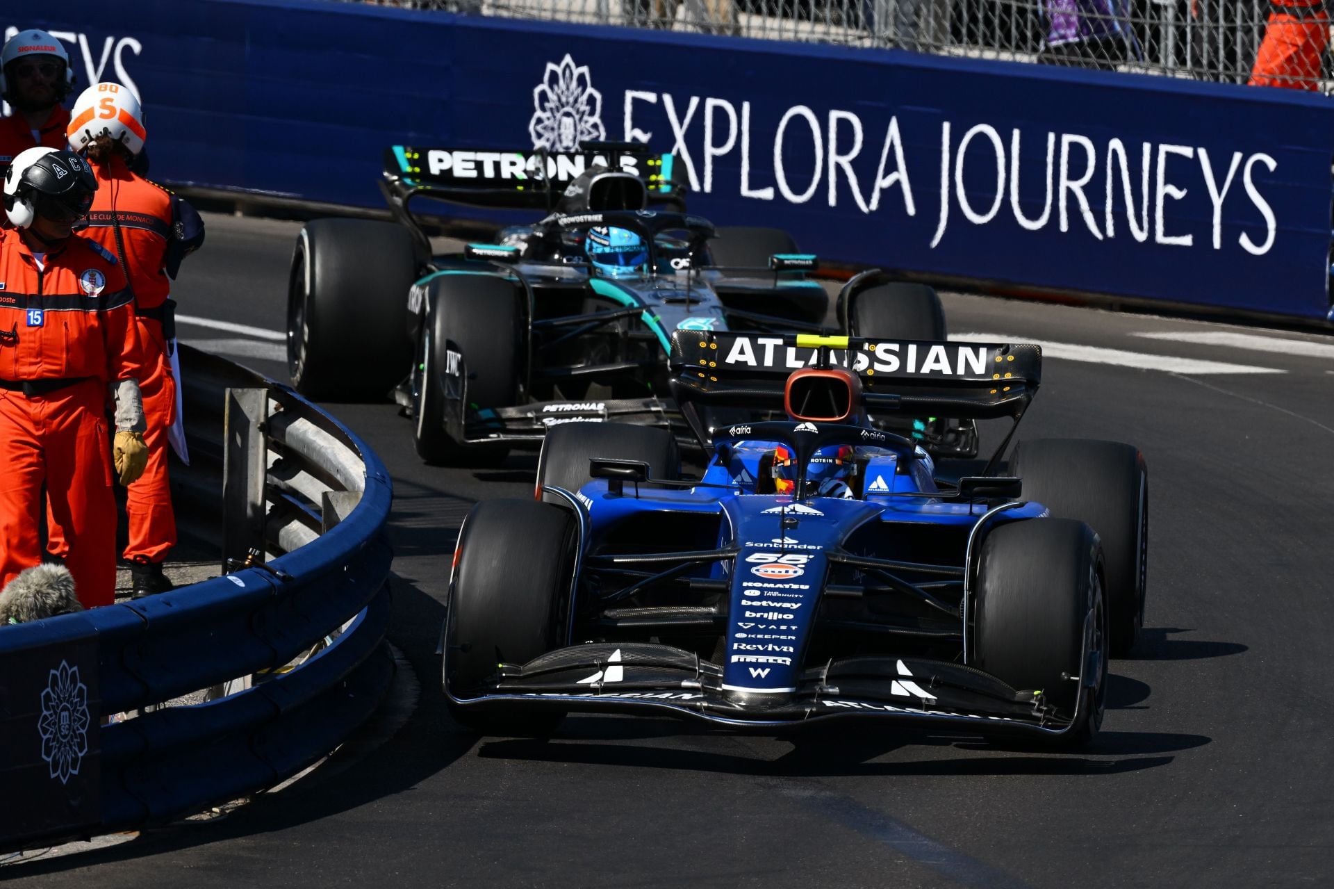 Carlos Sainz leading George Russell at the F1 Monazo Grand Prix - Source: Getty