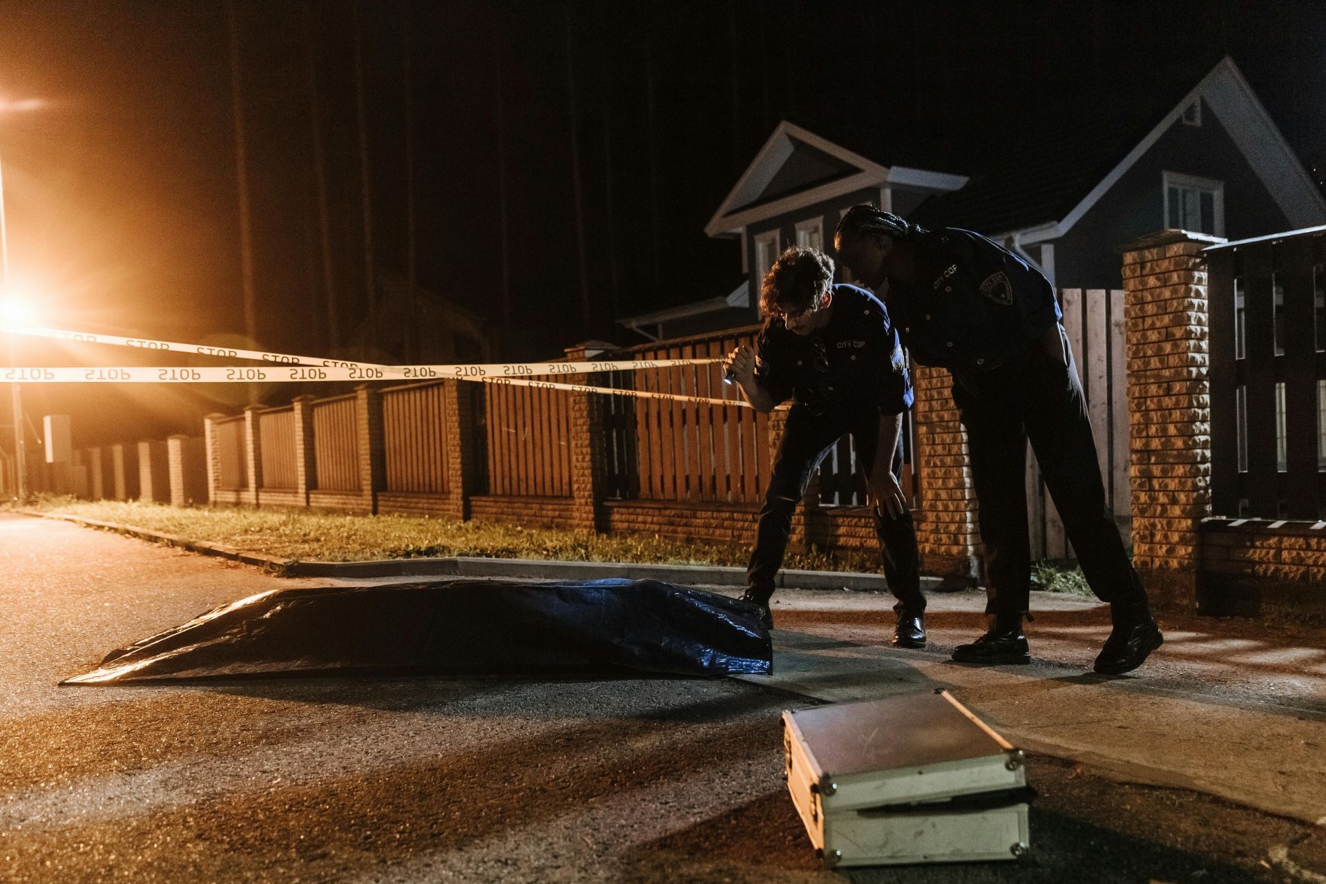 Police initially treated the scene as a suicide based on early observations and a locked-door report (Image via Pexels)