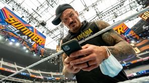 [WATCH] Popular figure tries to sneak an RKO on Randy Orton at public non-WWE event