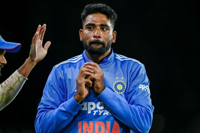 Mohammed Siraj drops a dolly of Matthew Short on 53 off Washington Sundar’s bowling in AUS vs IND 2025 2nd ODI