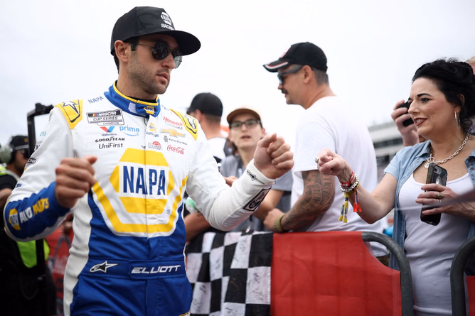 “I’ve never done that before”: Chase Elliott melts hearts with a gender reveal for two of his superfans