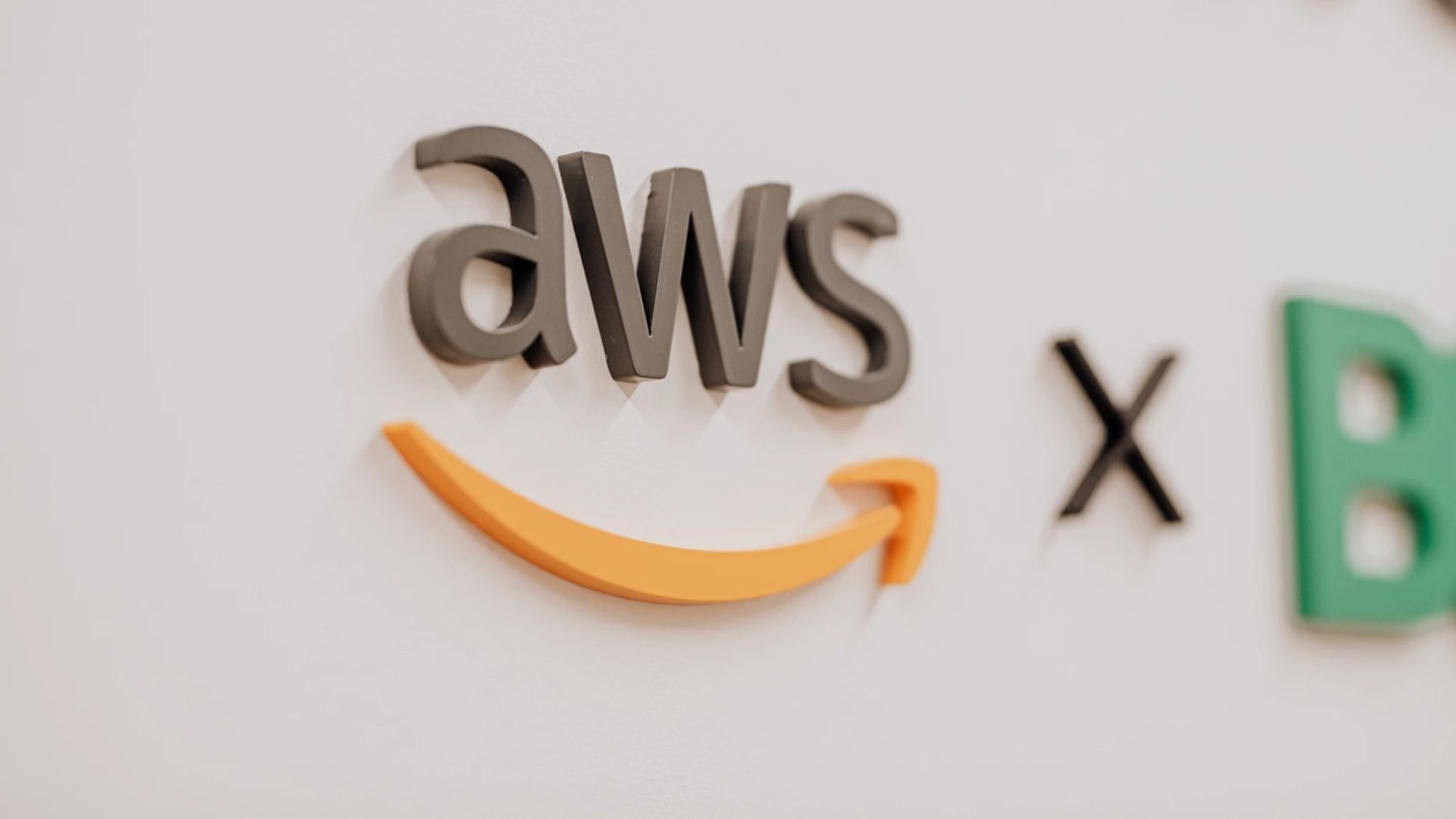 Amazon Web Services servers remain down 10 hours after the outage (Image via Amazon)