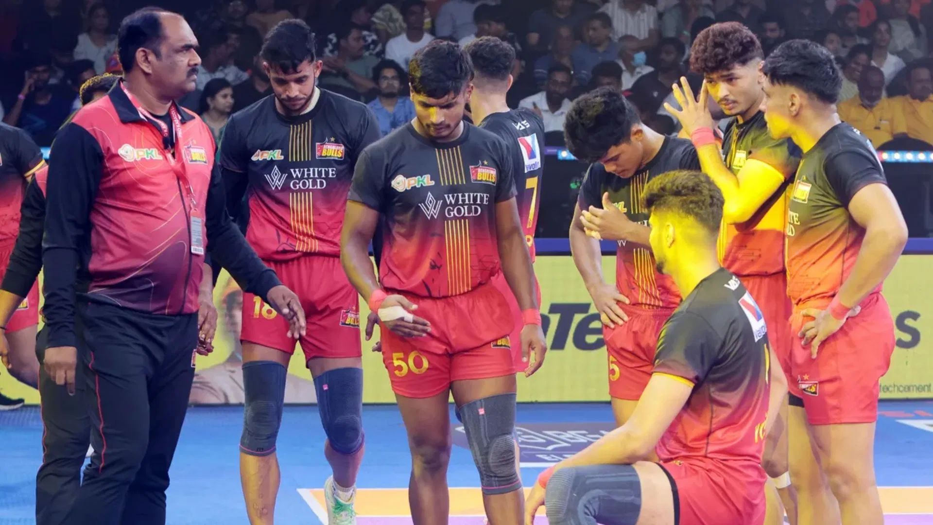 Bengaluru Bulls head coach BC Ramesh in a discussion with the players (Image Credits: PKL)
