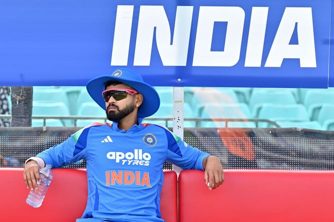 Shreyas Iyer gets injured but helps Harshit Rana get his first wicket in AUS vs IND 2025 3rd ODI [Watch]