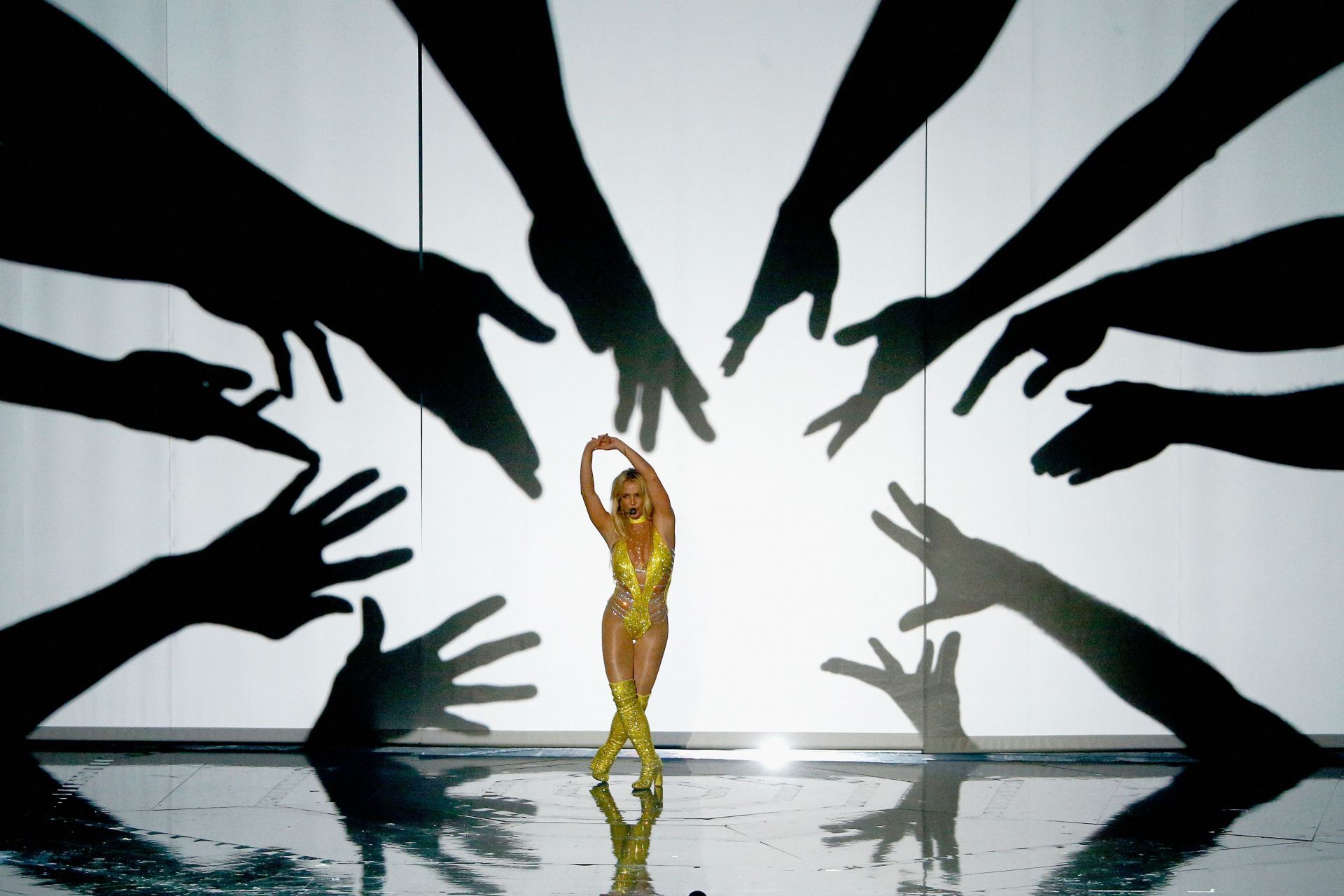  Britney Spears performs at the 2016 MTV Video Music Awards (Image via Getty)