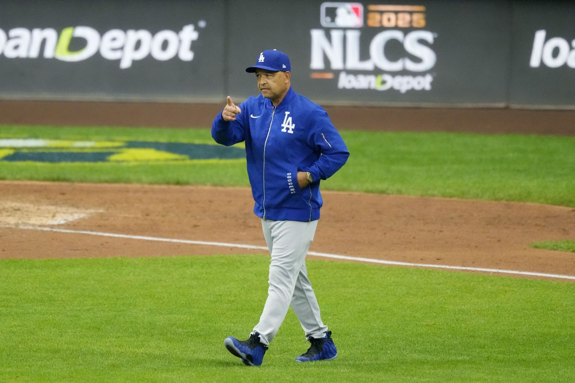 dave roberts nationality