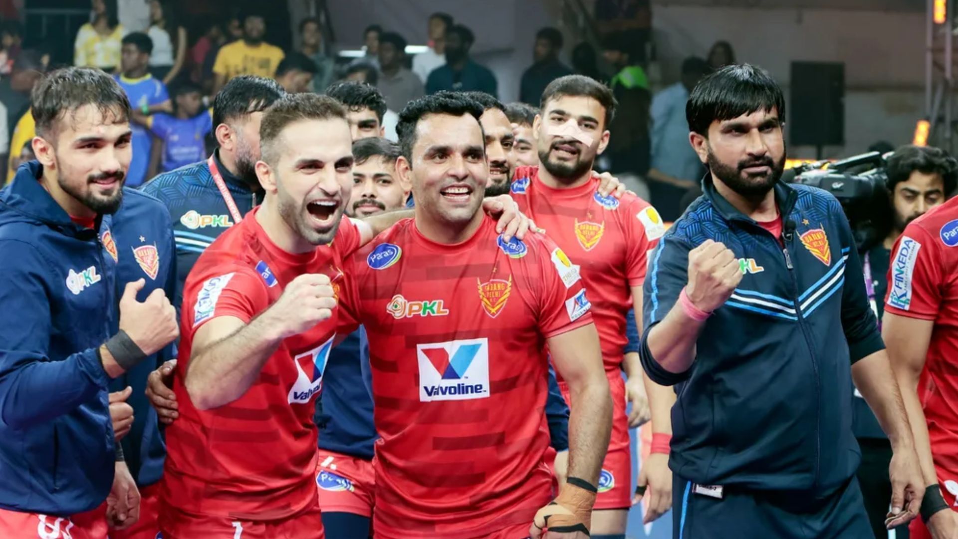 Fazel Atrachali celebrates with teammates and coach (Image Credits: PKL)