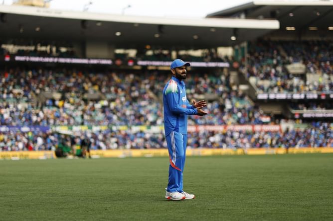 Virat Kohli in intense tactical discussion with Shubman Gill during AUS vs IND 2025 3rd ODI [Watch]