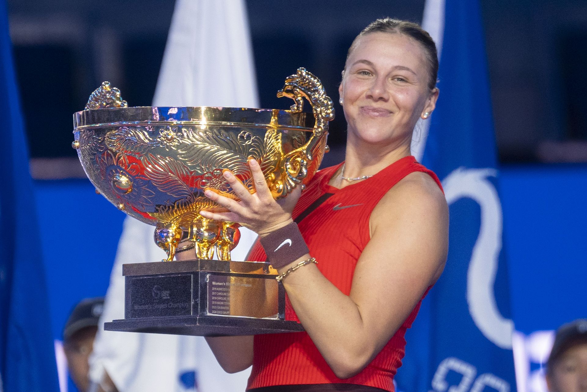 Amanda Anisimova poses with China Open 2025 trophy | Image Source: Getty