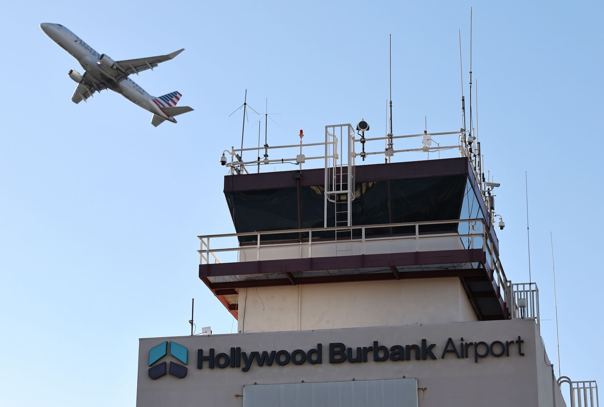 Caos no Aeroporto de Burbank! A Falta de Controladores de Tráfego Aéreo e a Reação da Internet ao Shutdown do Governo