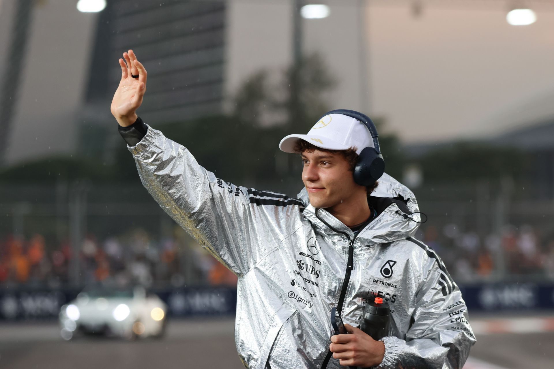 &lt;a href=&#039;https://www.sportskeeda.com/team/mercedes&#039; target=&#039;_blank&#039; rel=&#039;noopener noreferrer&#039;&gt;Mercedes&lt;/a&gt;-AMG Petronas F1 Team driver #12 Kimi Antonelli (ITA) waves to his fans in the rain at the 2025 Formula 1 Singapore Grand Prix, round 18 of the 2025 FIA Formula 1 World Championship at Marina Bay Street Circuit in Singapore, on October 4, 2025 - Source: Getty