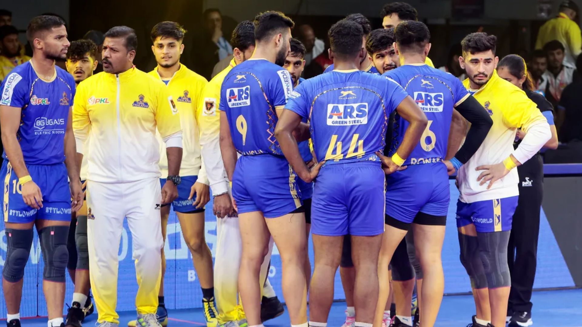 Tamil Thalaivas assistant coach Jeeva Kumar with players (Image Credits: PKL)