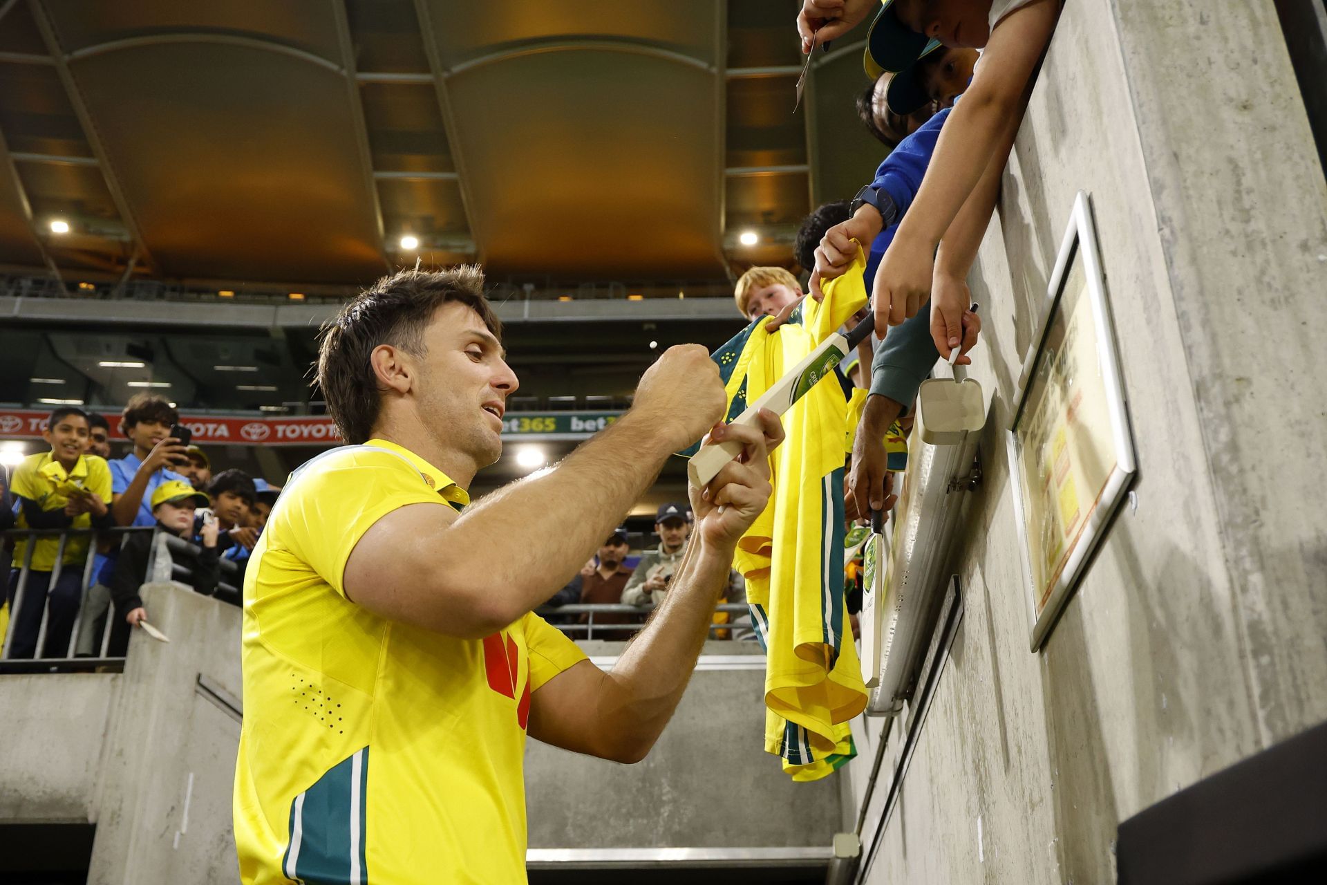 Mitchell Marsh signs autographs for fans. (Credits: Getty)