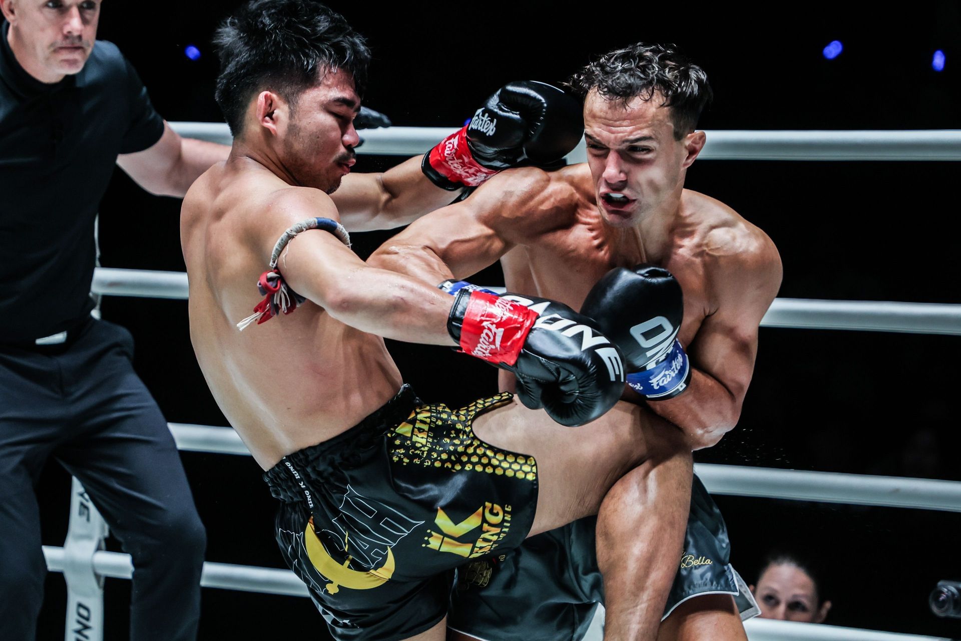 Jonathan Di Bella (R) vs Prajanchai | Photo by ONE Championship