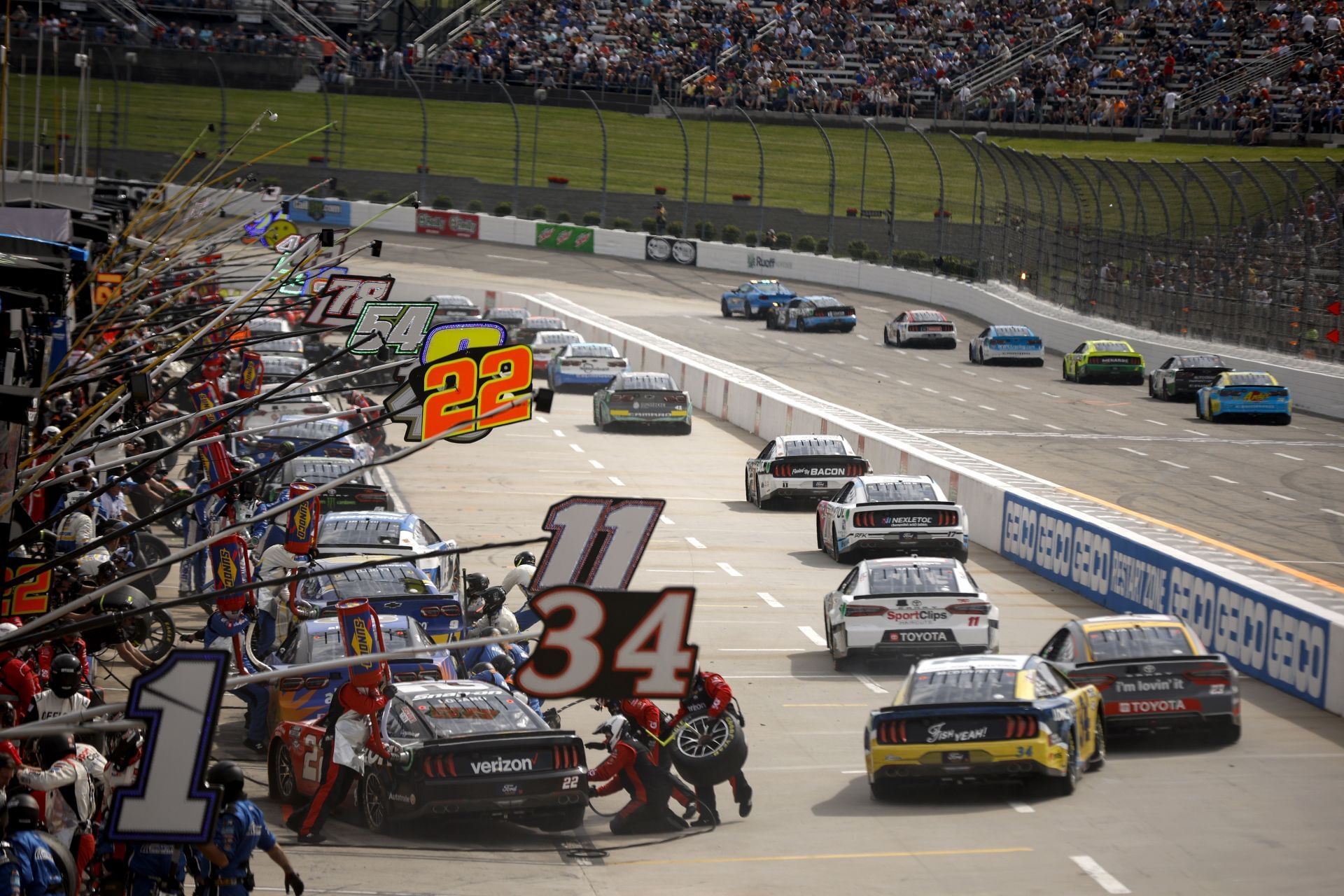 As 5 Pinturas de Carros Mais Incríveis para Assistir na Corrida da NASCAR em Martinsville em 2025!