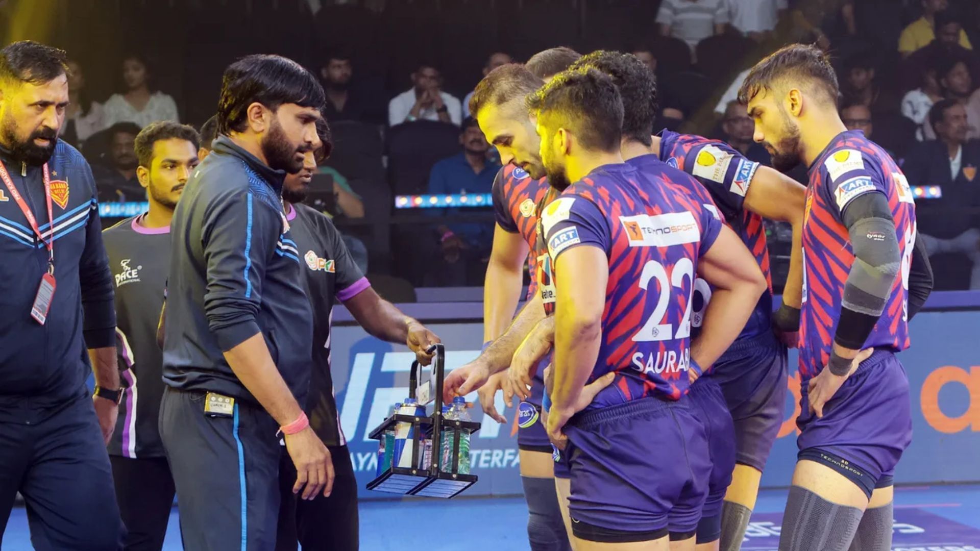 Joginder Narwal in conversation with defenders Fazel and Saurabh (Image Credits: PKL)