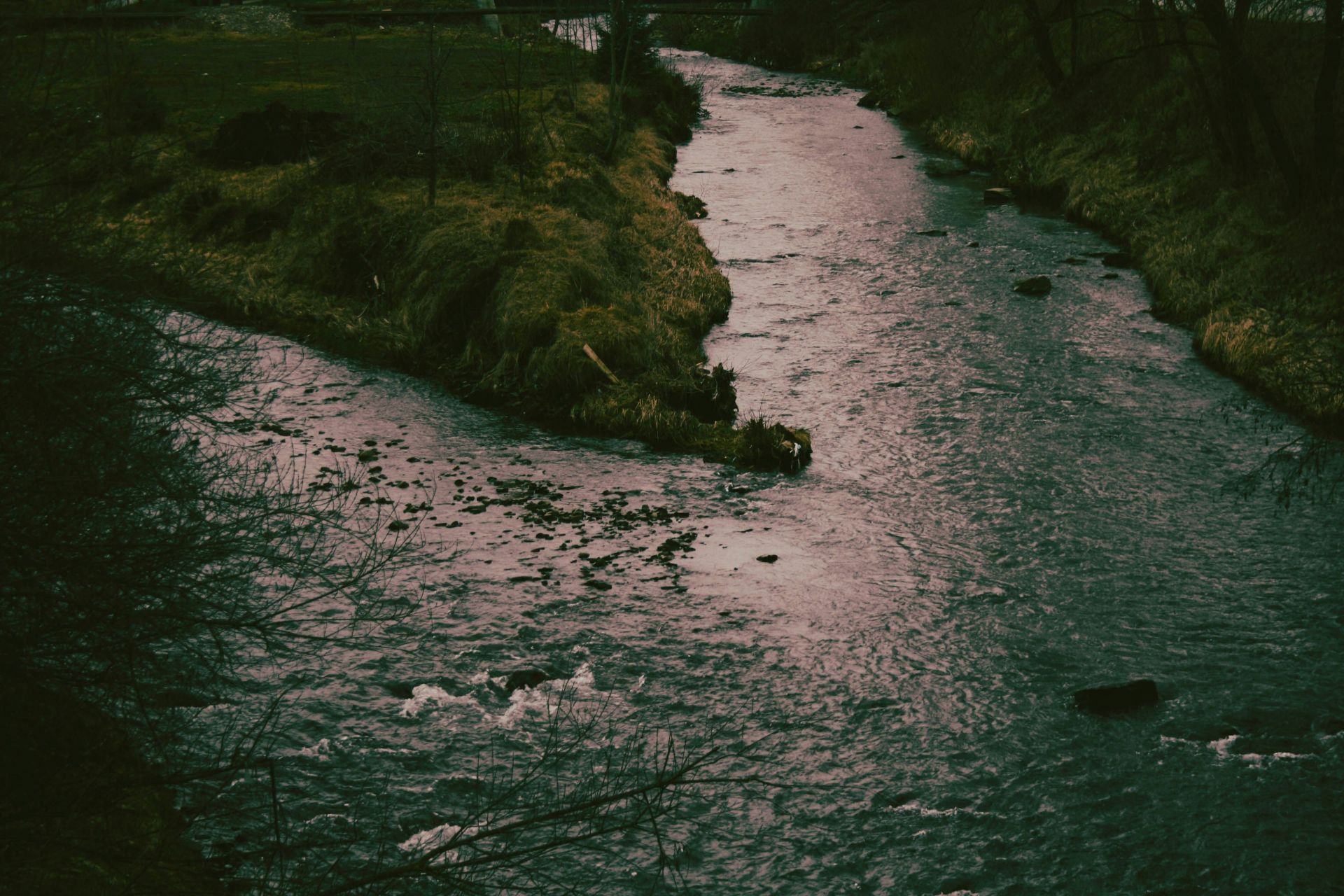 A body is recovered from the East River in early November 2000 (Image via Unsplash)