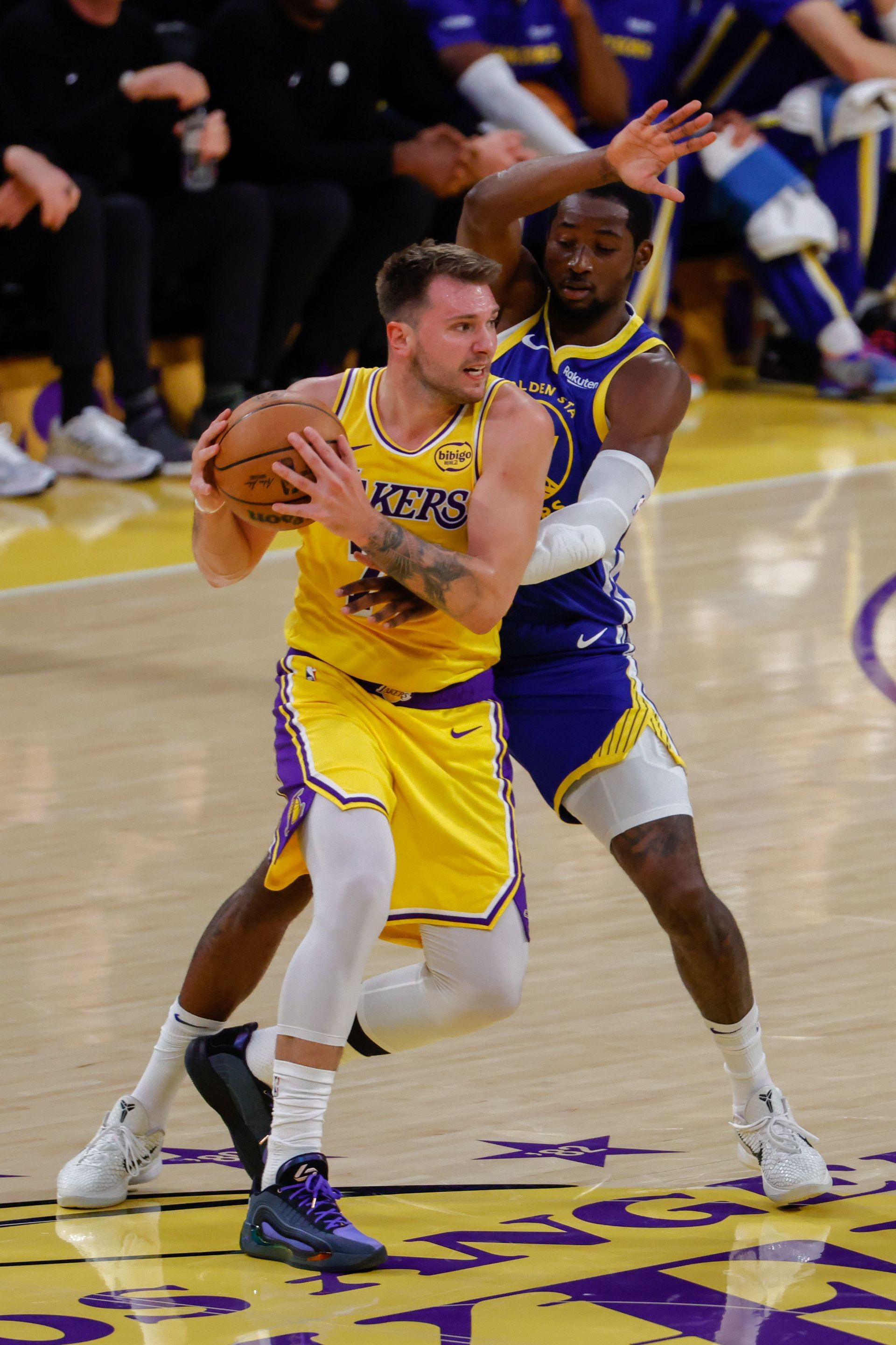 Los Angeles Lakers forward/guard Luka Doncic (77) gathers his feet during the NBA game between the Golden State Warriors and the Los Angeles Lakers on October 21, 2025, at Crypto.com Arena in Los Angeles, CA. (Photo by Jevone Moore/Icon Sportswire via Getty Images)