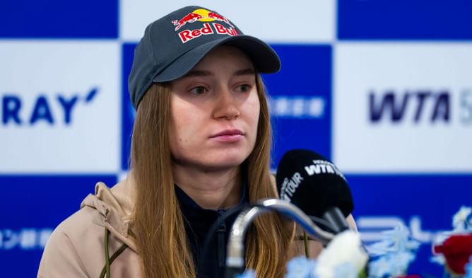 "Such a sh*tty excuse";"So unprofessional" - Fans slam Elena Rybakina for withdrawing from Tokyo SF hours after qualifying for WTA Finals