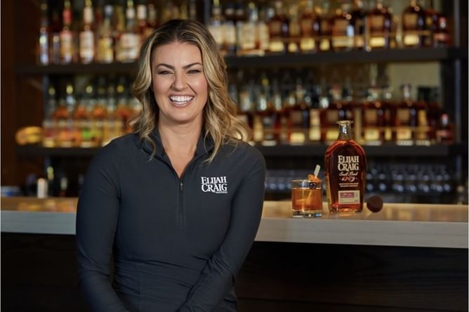 Amanda Balionis wishes ‘Old Fashioned week’ to her fans who celebrate the occasion