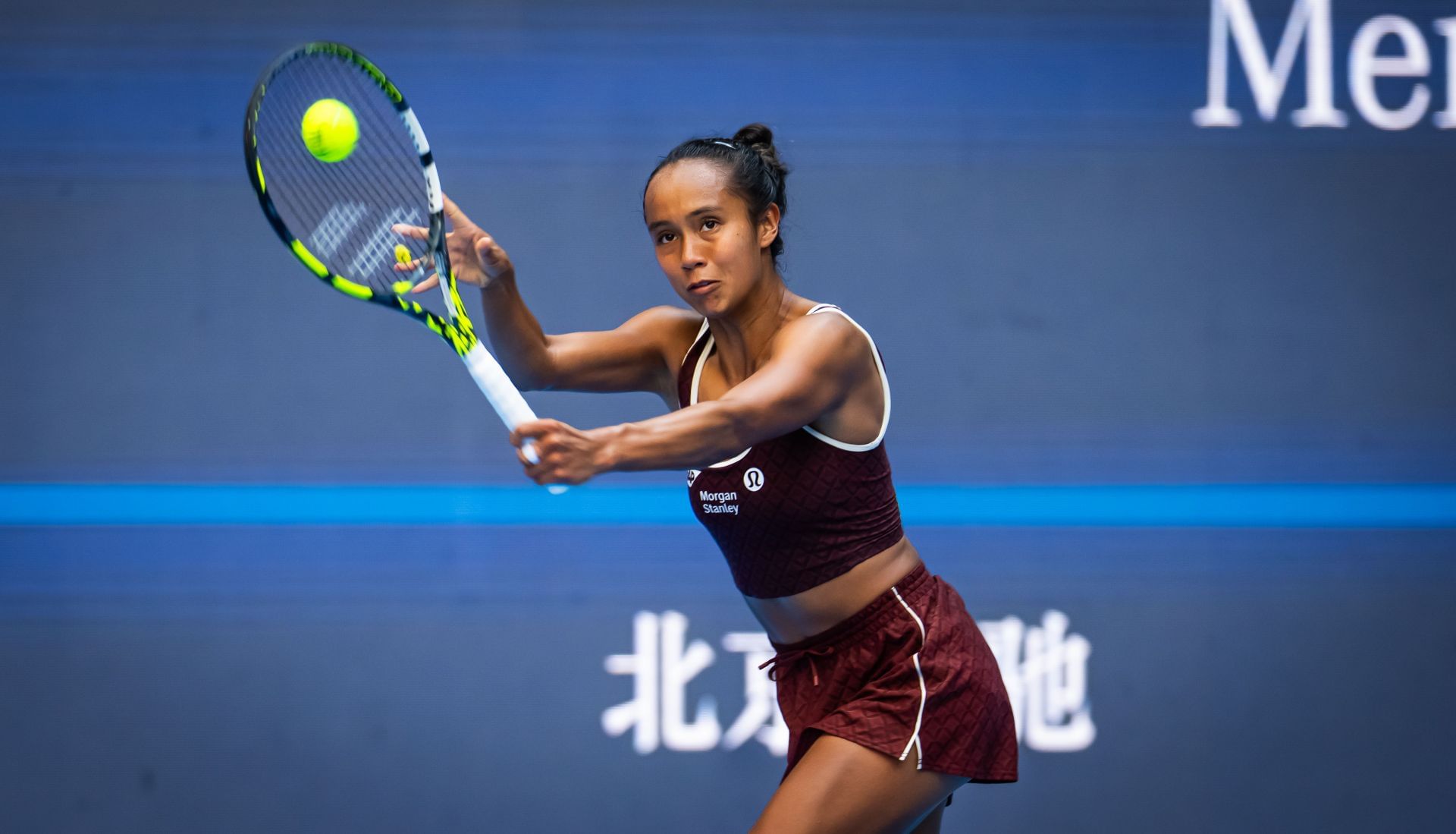 Leylah Fernandez hits a backhand return | Image Source: Getty