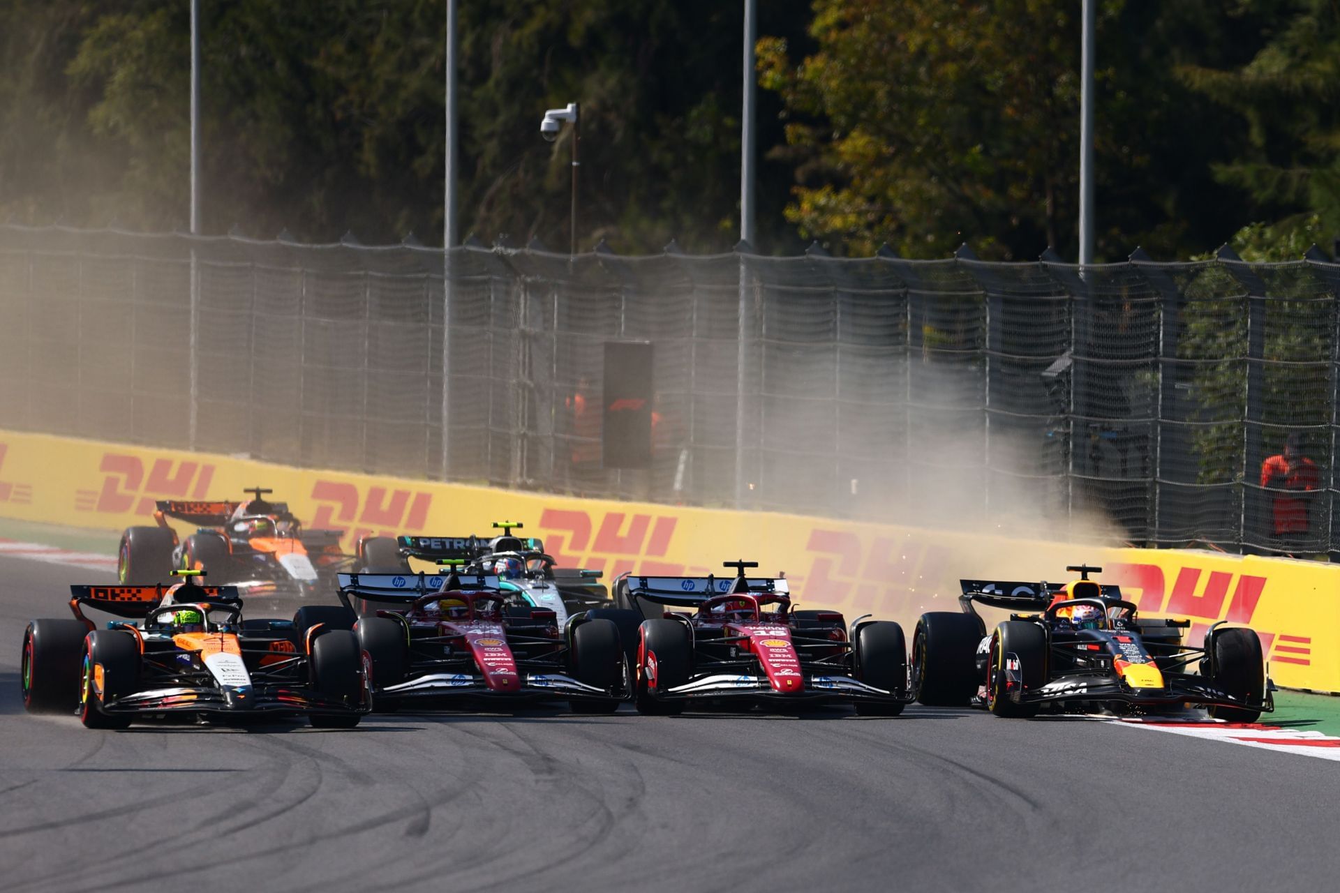 Four-wide moment on lap 1 of the 2025 F1 Mexico Grand Prix - Source: Getty