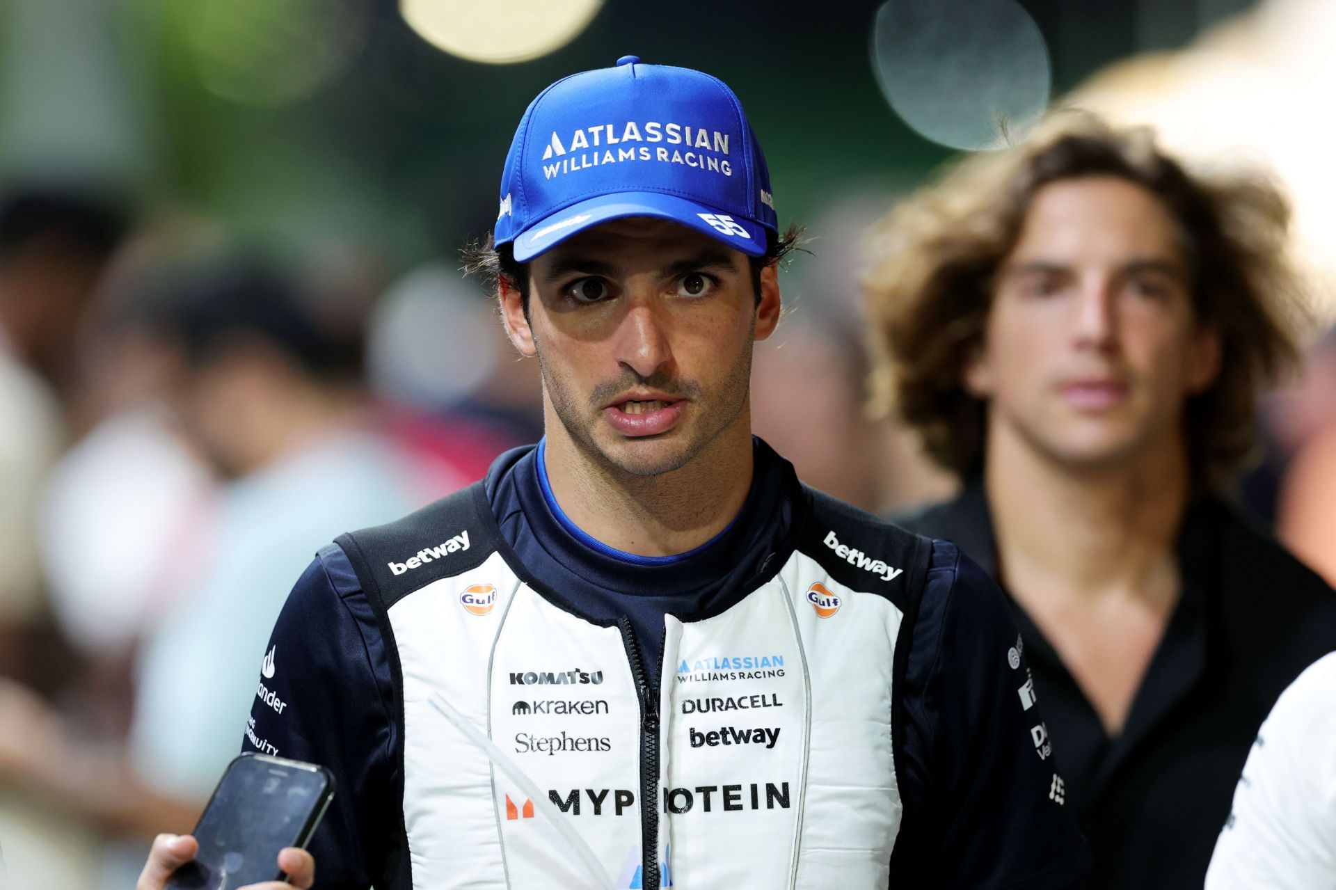 Williams&#039; Carlos Sainz walking in the paddock after the qualifying for the 2025 F1 Grand Prix of Singapore - Source: Getty