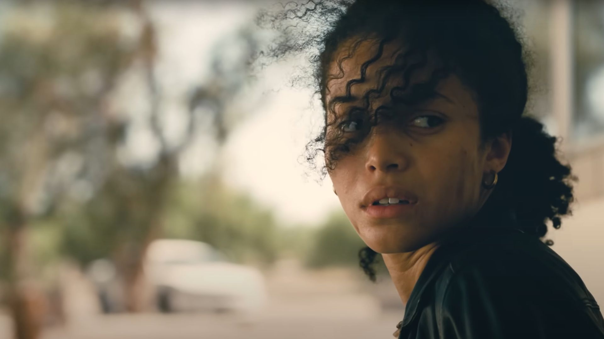 Infiniti plays Bob and Perfidia&#039;s daughter, Willa/Charlene (Image via YouTube/Warner Bros.)