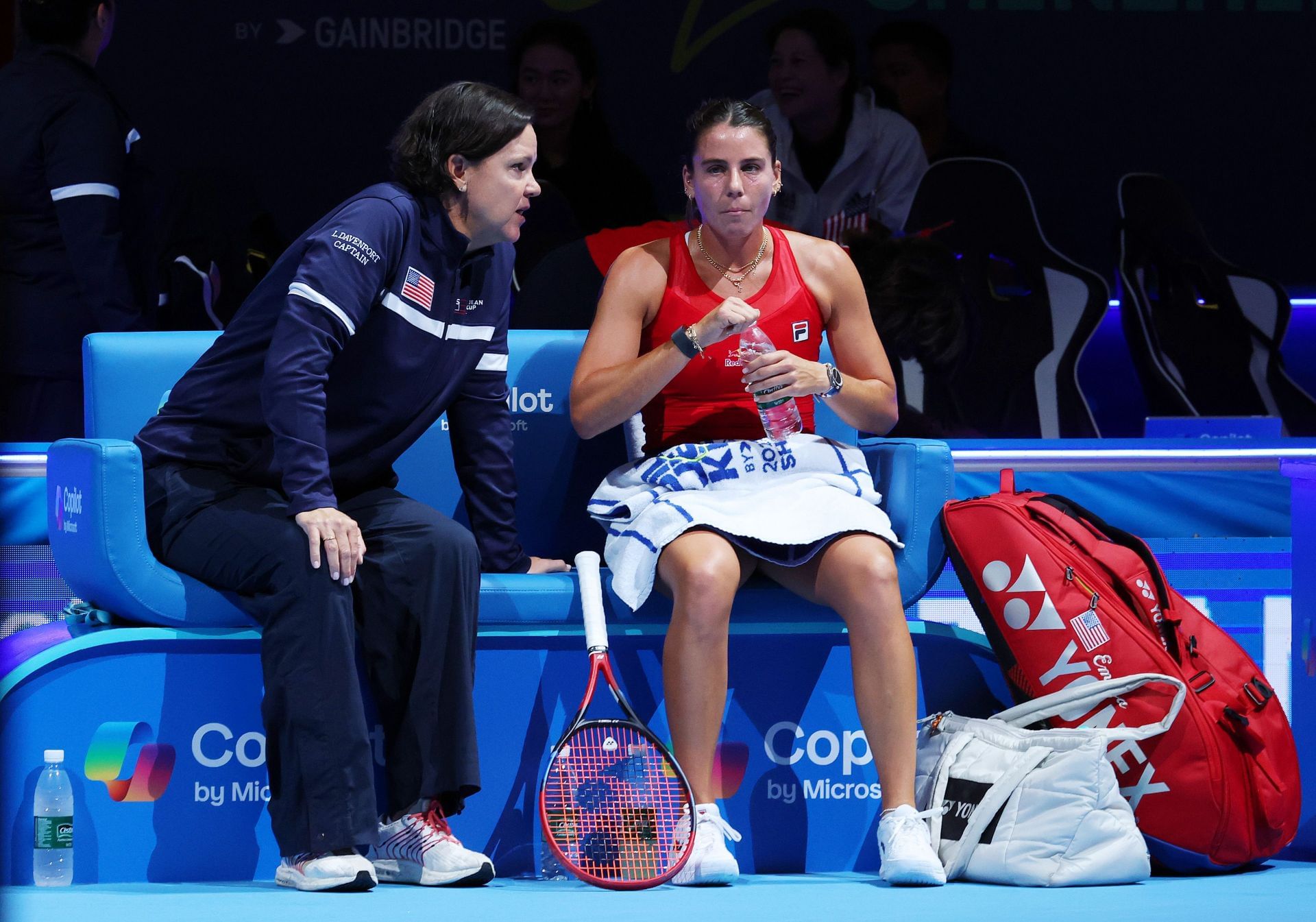 Lindsay Davenport gives coaching to Emma Navarro during BJK Cup | Image Source: Getty