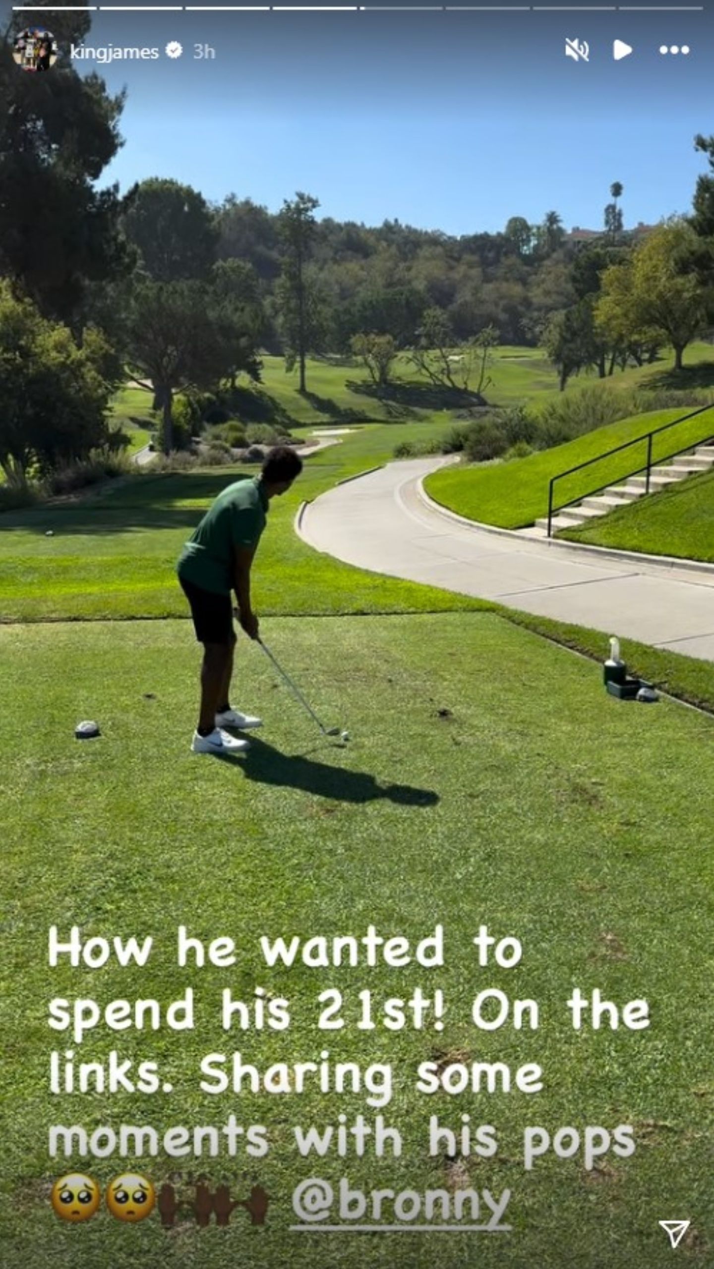 The Lakers&#039; father-son duo went golfing.