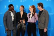 Herci Marchant Davis, Sydney Sweeney, režisérka Tina Satter a Josh Hamilton stojí vedle sebe během focení k filmu "Realita" na Berlinale 2023 (obrázek přes Getty)