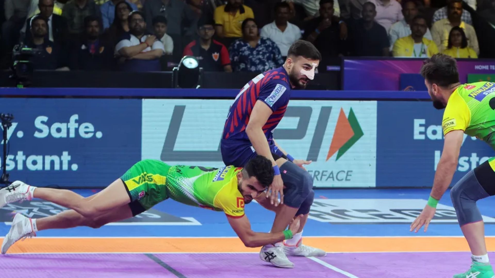 Ashu Malik in action against Patna Pirates (Image Credits: PKL)