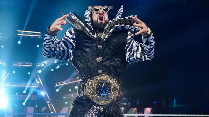 WWE Universe: "Ki*s! Ki*s! Ki*s!"; Seth Rollins obliges