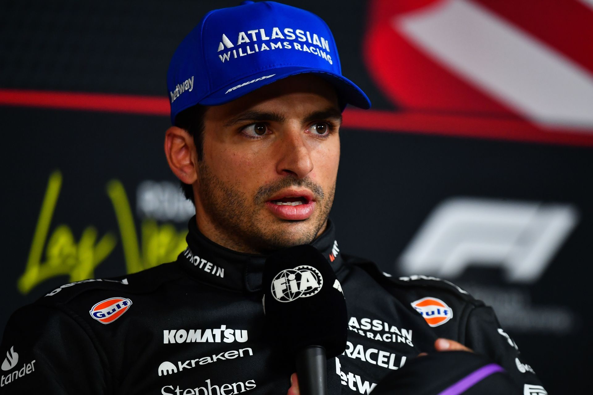 Williams&#039; Carlos Sainz in the post-qualifying press conference for the 2025 F1 Grand Prix of Las Vegas - Source: Getty