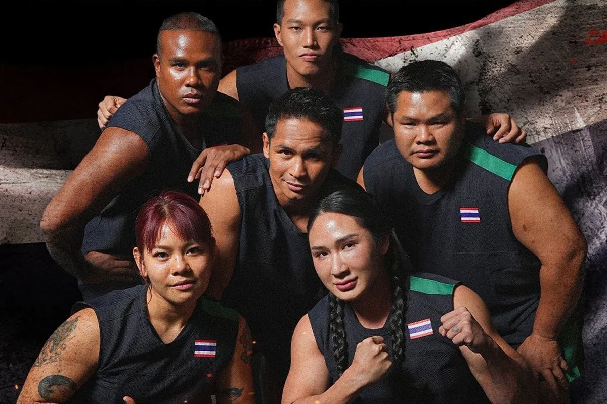 ONE featherweight kickboxing world champion Superbon (centre) alongside team Thailand. [Image: ONE Championship]