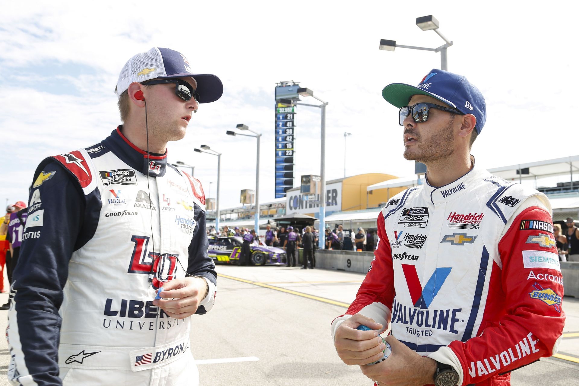 William Byron (L) a Kyle Larson počas kvalifikácie v roku 2023 v Homestead-Miami. Zdroj: Getty
