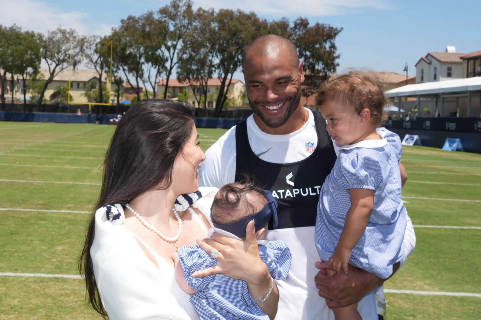 No Luto: Noiva de Dak Prescott se Emociona ao Enviar Orações à Família de Marshawn Kneeland após Trágica Perda