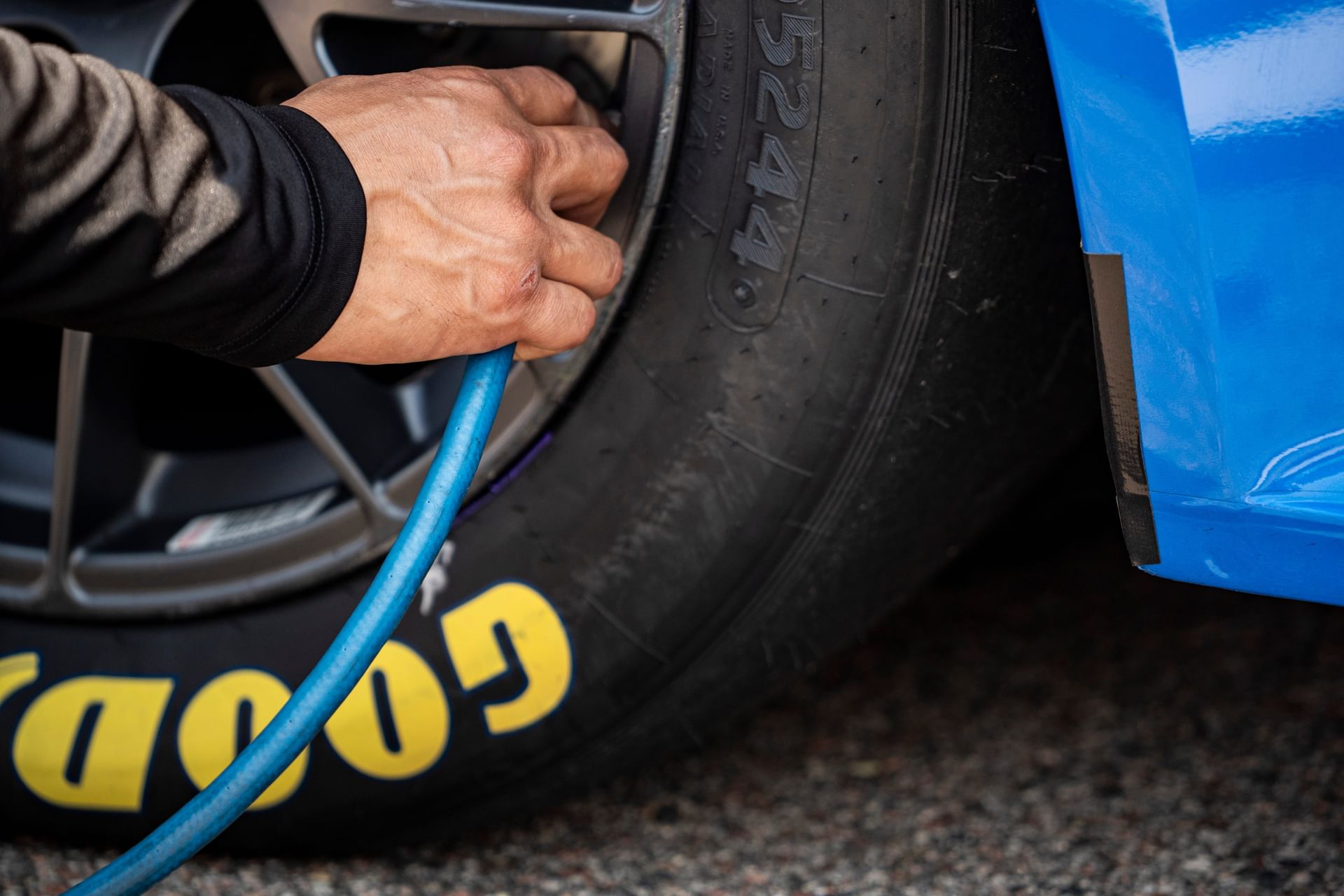 Kyle Larson and Chase Briscoe suffer tire failures as chaos erupts in the NASCAR championship race