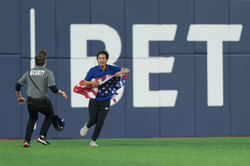 "Was it Prince Harry?" "Didn't even have the balls to do it naked" - Fans buzz as a streaker carrying American flag interrupts World Series Game 6